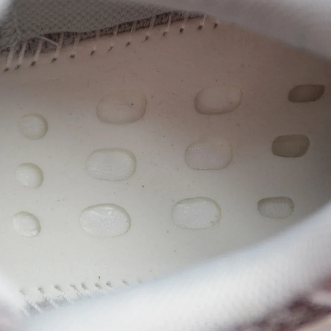 (CLEARANCE) Yzy 700 V2 'Static'
